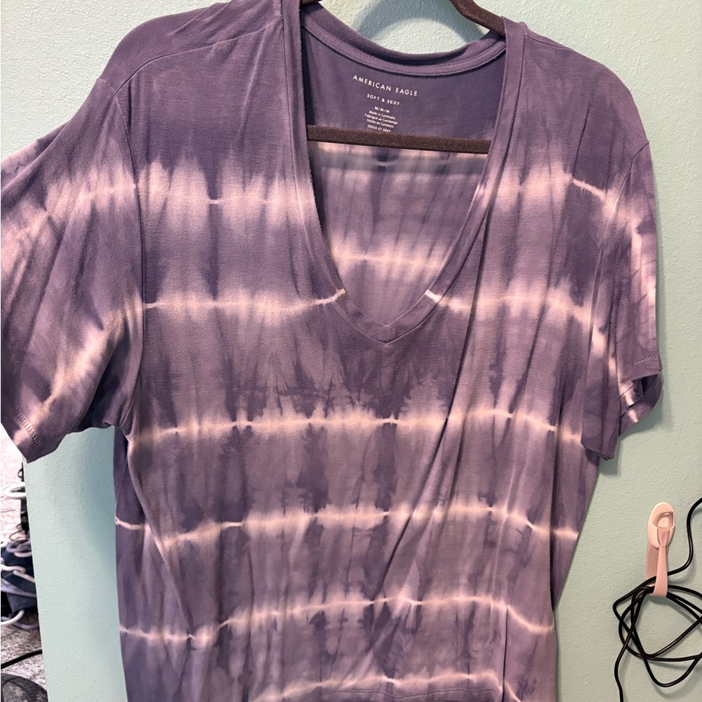 American Eagle Outfitters Lavender Tie-Dye V-Neck Tee